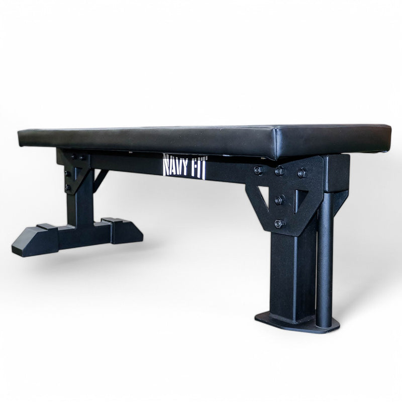Banco Plano Slim Pad Navyfit en acero 3x3 cal.11 con superficie SlimFit de 8cm y ruedas reforzadas.