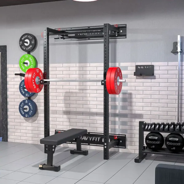 Rack Plegable Navyfit montado a muro, ideal para squats, bench press y pull-ups en espacios reducidos.