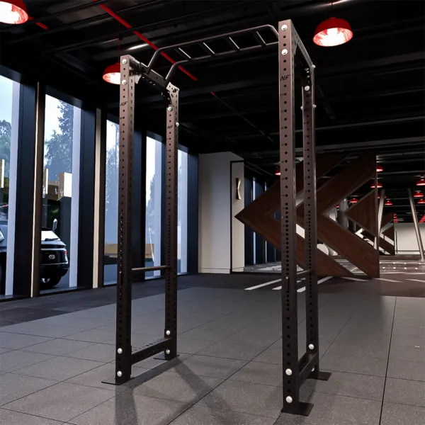 Agarre de Mono Navyfit instalado en rack, con barras horizontales para TRX, anillas y ejercicios dinámicos.