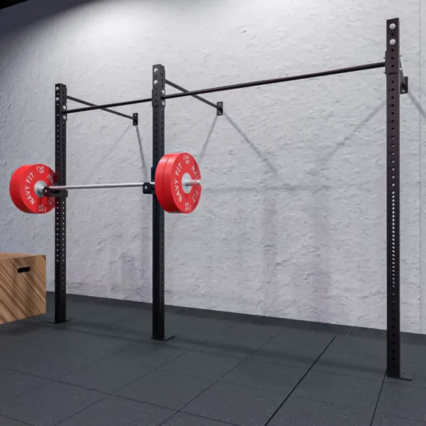 Rack de Pared en Cadena 120″ Navyfit anclado a muro y piso, ideal para squats, bench press y pull-ups.