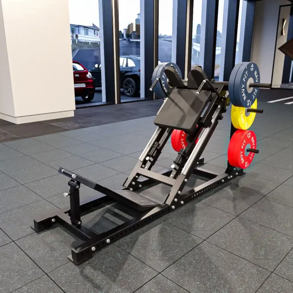 Hack Squat Navyfit con diseño ergonómico y estructura robusta para entrenar cuádriceps con menor impacto en la columna.
