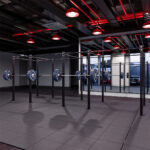 Rack Central en Cadena 240″ de acero 3×3 con J‑cups roller y barra de pull‑up; estructura modular para entrenamiento grupal y uso intensivo.