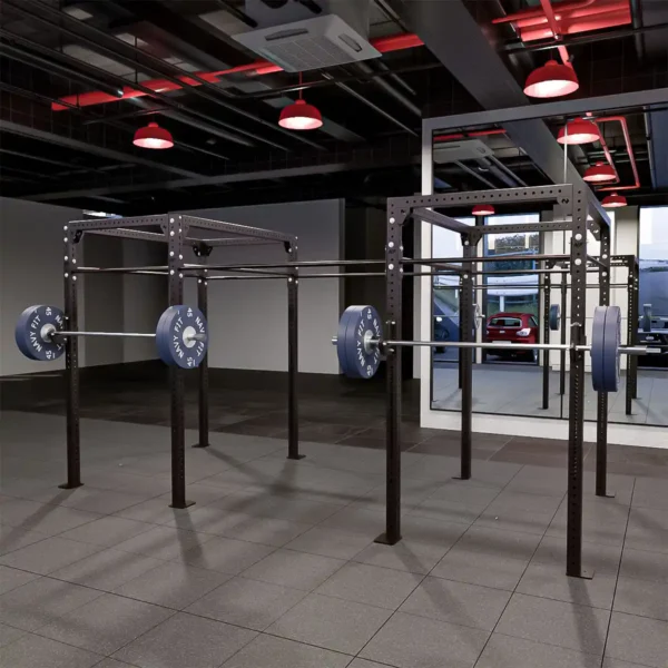 Rack Central en Cadena con Viga 168″ Navyfit con barra superior, 2 estaciones de squat/bench y 4 de pull-ups.