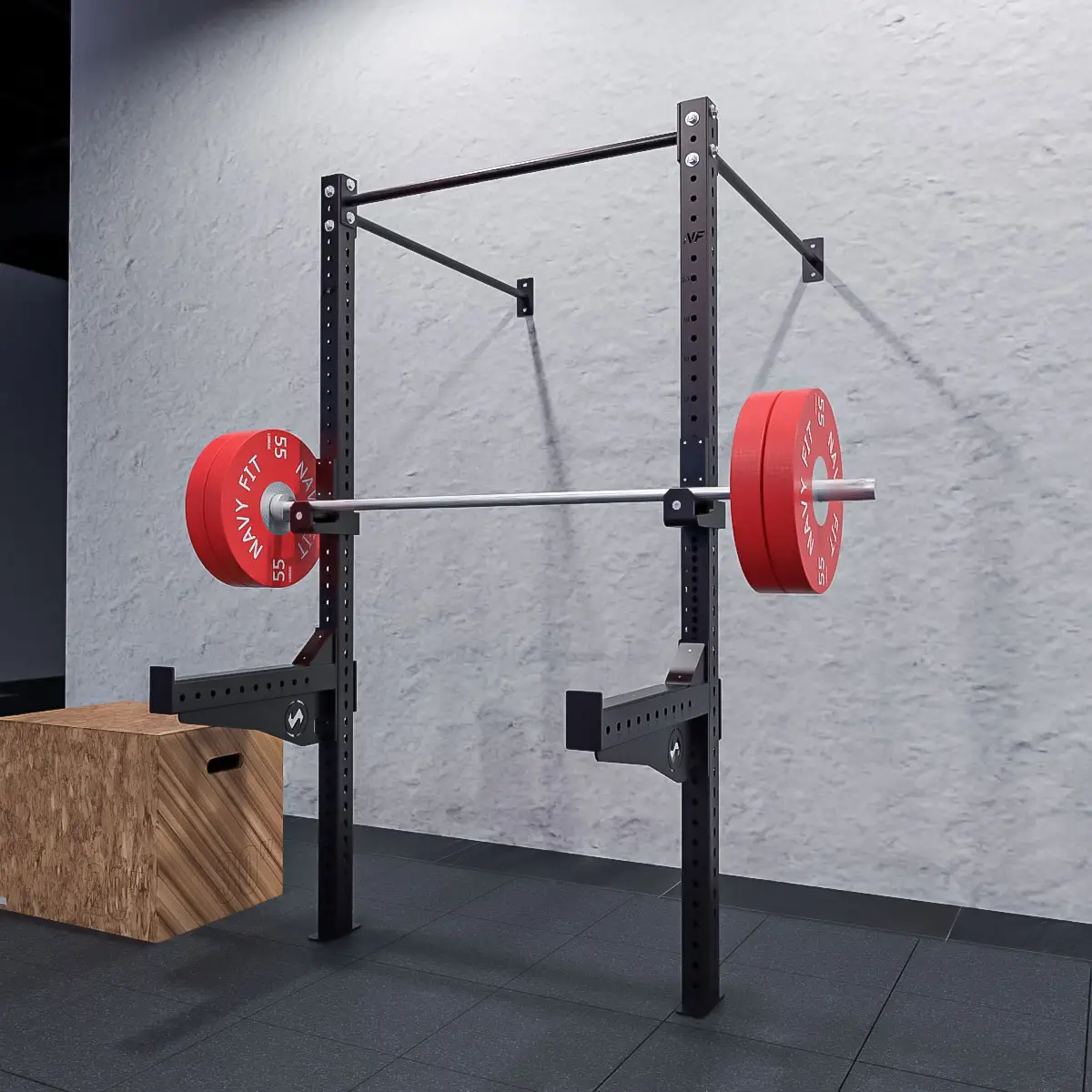 Rack de Pared Navyfit anclado a muro y piso, ideal para squats, pull-ups y press en home gym.