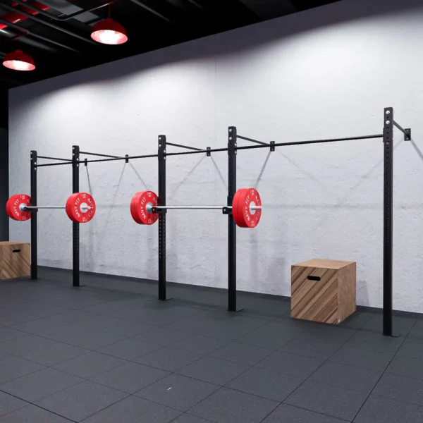 Rack de Pared en Cadena 240″ Navyfit con 3 estaciones de squat/bench y barra superior para pull-ups.