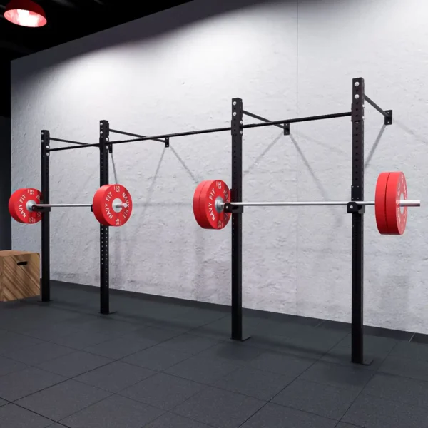 Rack de Pared en Cadena 168″ Navyfit con 2 estaciones de squat/bench y barra superior para pull-ups.