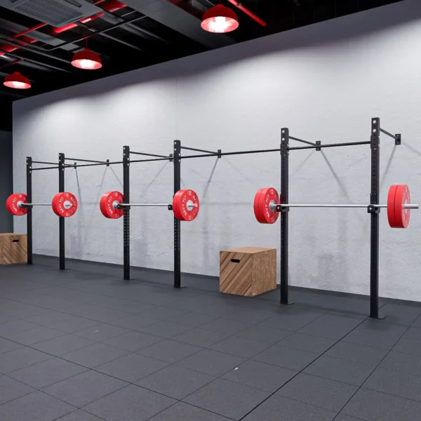 Rack de Pared en Cadena 288″ Navyfit con 3 estaciones de squat/bench y barra superior para pull-ups.