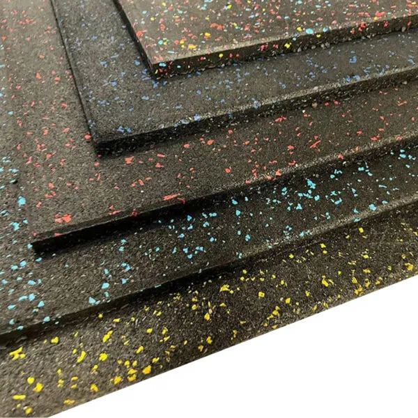 Piso de caucho Navyfit con chispas multicolor, superficie antiderrapante y diseño modular de 50x50 cm.