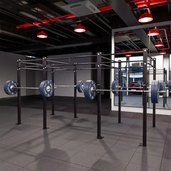 Rack Central en Cadena Doble Barra 168″ Navyfit con doble barra superior, 2 estaciones de squat/bench y 4 de pull-ups.