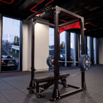 SAFETY BELD 43", sistema de seguridad avanzado para racks comerciales. Correas de nailon reforzado con resistencia de +10,000 lb y soportes de acero conformado. Ideal para levantamientos intensivos en zonas amplias o compartidas.